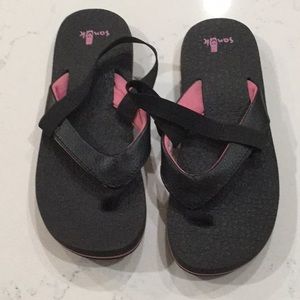 Sank yoga mat flip flops.